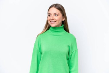 Beyaz arka planda izole edilmiş güzel sarışın kadın.