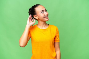 Genç bir Arap kadın, izole edilmiş arka planda bir fikir düşünüyor.