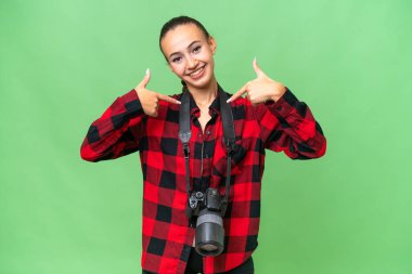 Genç fotoğrafçı Arap kadın soyutlanmış, gururlu ve kendini beğenmiş.