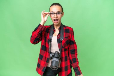 Genç fotoğrafçı Arap kadın gözlüklü ve şaşırmış.