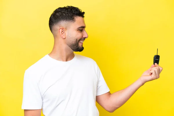 Young Arab Man Holding Car Keys Isolated Yellow Background Happy — Stock fotografie