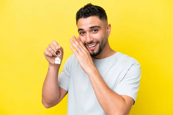 Mladý Arab Muž Drží Doma Klíče Izolované Žlutém Pozadí Šeptá — Stock fotografie