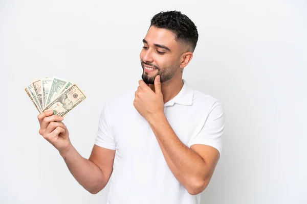 Νεαρός Άραβας Παίρνει Πολλά Χρήματα Απομονωμένος Λευκό Φόντο Κοιτάζοντας Στο — Φωτογραφία Αρχείου