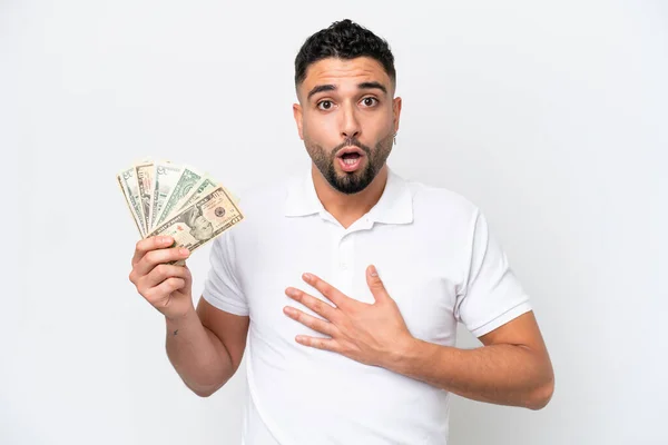 Νεαρός Άραβας Παίρνει Πολλά Χρήματα Που Απομονώνονται Λευκό Φόντο Έκπληκτος — Φωτογραφία Αρχείου
