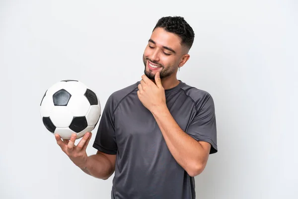 Arabische Jonge Voetballer Man Geïsoleerd Witte Achtergrond Kijken Naar Zijkant — Stockfoto