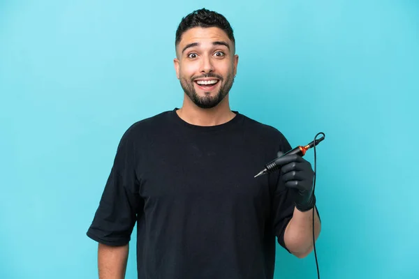 Tattooist Arab Man Isolated Blue Background Surprise Facial Expression — 스톡 사진