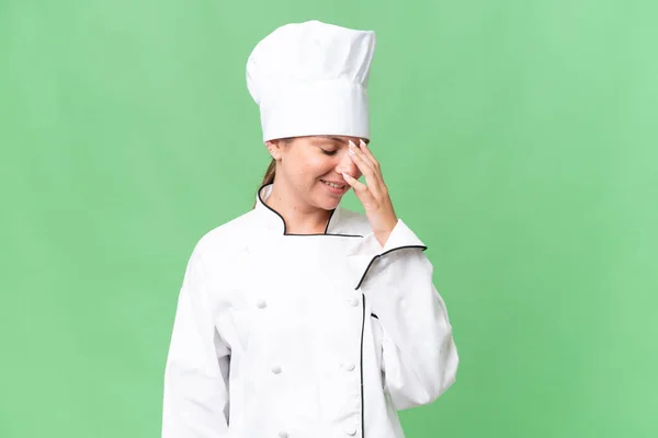 Młody Szef Kuchni Kobieta Odizolowane Zielone Tło — Zdjęcie stockowe
