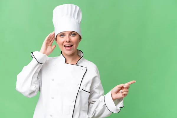 Mladý Kuchař Žena Přes Izolované Zelené Pozadí — Stock fotografie