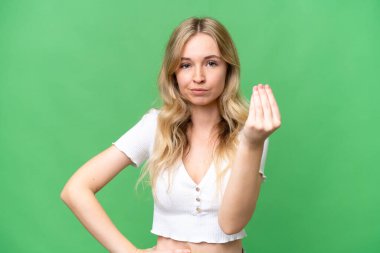 Soyutlanmış geçmişi olan genç bir İngiliz kadın İtalyan jesti yapıyor.