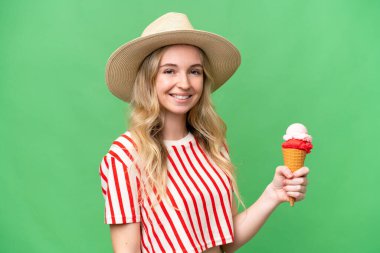 Kornet dondurması olan genç bir İngiliz kadın izole edilmiş arka planda gülümsüyor.