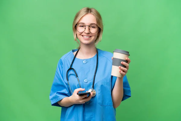 Young Nurse English Woman Isolated Background Holding Coffee Take Away — Stock Photo, Image