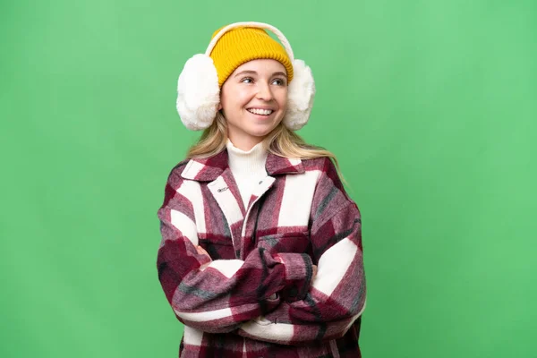 Jong Engels Vrouw Dragen Winter Moffen Geïsoleerde Achtergrond Gelukkig Glimlachend — Stockfoto