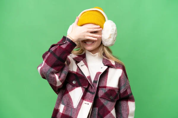 Młoda Angielka Ubrana Zimowe Kaftan Odosobnionym Tle Pokrywa Oczy Dłońmi — Zdjęcie stockowe