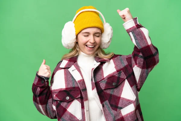 Joven Mujer Inglesa Con Manguitos Invierno Sobre Fondo Aislado Celebrando —  Fotos de Stock