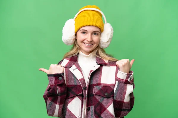 Νεαρή Αγγλίδα Που Φοράει Χειμωνιάτικες Μανσέτες Απομονωμένο Φόντο Αντίχειρες Επάνω — Φωτογραφία Αρχείου