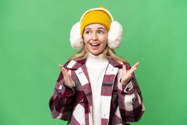 Junge Engländerin Trägt Wintermützen Über Isoliertem Hintergrund Mit Überraschendem Gesichtsausdruck — Stockfoto