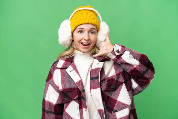 Młoda Angielka Ubrana Zimowe Kaftan Odosobnionym Tle Wykonująca Telefon Oddzwoń — Zdjęcie stockowe