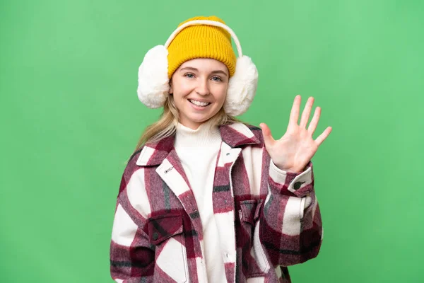Jonge Engels Vrouw Dragen Winter Moffen Geïsoleerde Achtergrond Tellen Vijf — Stockfoto