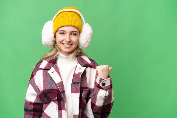 Νεαρή Αγγλίδα Που Φοράει Χειμωνιάτικες Μανσέτες Απομονωμένο Φόντο Δείχνοντας Στο — Φωτογραφία Αρχείου