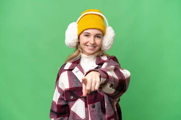 Młoda Angielka Ubrana Zimowe Mufy Odosobnionym Tle Wskazuje Palcem Ciebie — Zdjęcie stockowe