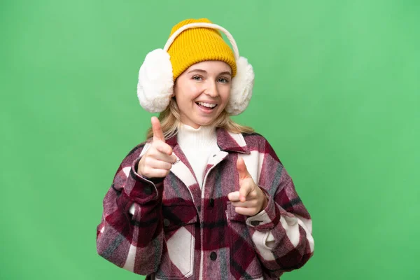 Junge Engländerin Trägt Wintermützen Über Isoliertem Hintergrund Zeigt Nach Vorne — Stockfoto