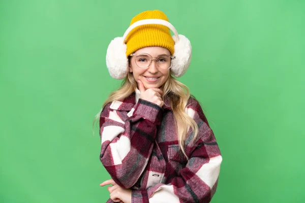 Νεαρή Αγγλίδα Γυναίκα Που Φοράει Χειμωνιάτικες Μανσέτες Απομονωμένο Φόντο Γυαλιά — Φωτογραφία Αρχείου