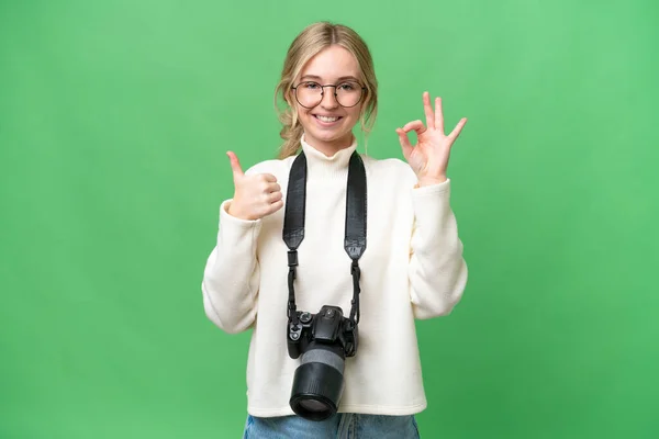 Молодой Фотограф Английская Женщина Изолированном Фоне Показывает Хорошо Знак Большой — стоковое фото