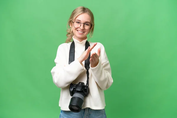 Молодой Фотограф Английская Женщина Изолированным Фоном Аплодирует После Презентации Конференции — стоковое фото