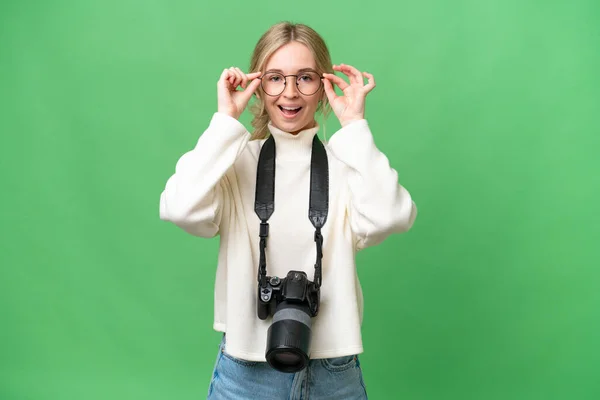 Молодой Фотограф Английская Женщина Изолированном Фоне Очках Удивлен — стоковое фото