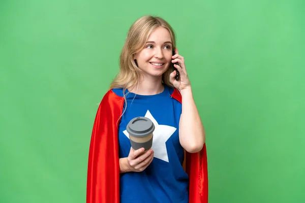 スーパーヒーロー英語女性上の隔離された背景保持コーヒーへ取り去るとAモバイル — ストック写真