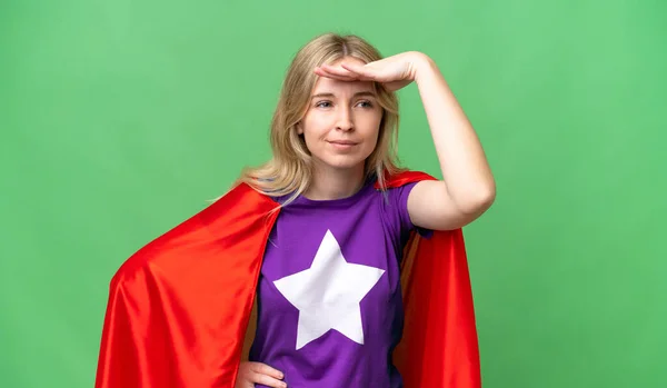 Mladá Anglická Žena Přes Izolované Pozadí Kostýmu Superhrdiny Ukazující Něco — Stock fotografie