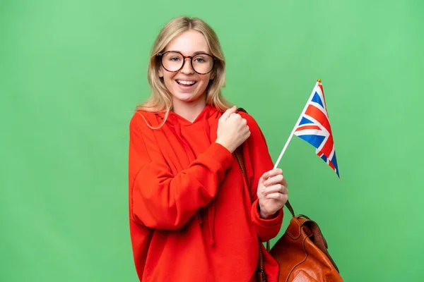 年轻的惊慌失措的女人举着英国国旗 在与世隔绝的背景下庆祝胜利 — 图库照片