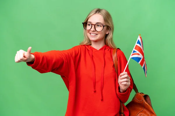 Junge Hispanische Frau Mit Einer Britischen Flagge Vor Isoliertem Hintergrund — Stockfoto