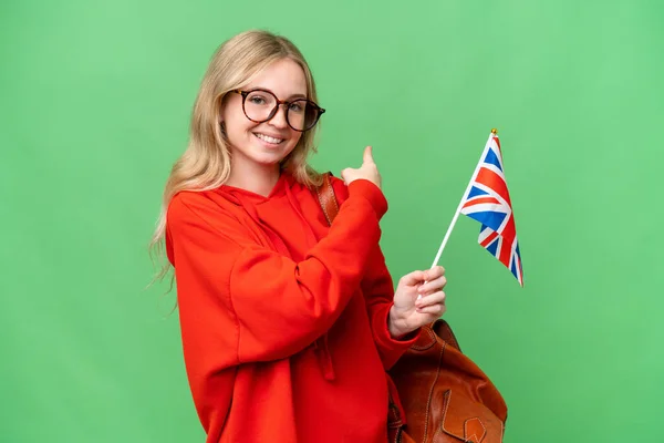 年轻的惊慌失措的女人举着英国国旗 背对着她的背影 — 图库照片