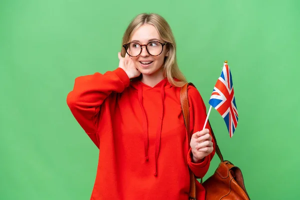 Junge Hispanische Frau Mit Einer Britischen Flagge Vor Isoliertem Hintergrund — Stockfoto