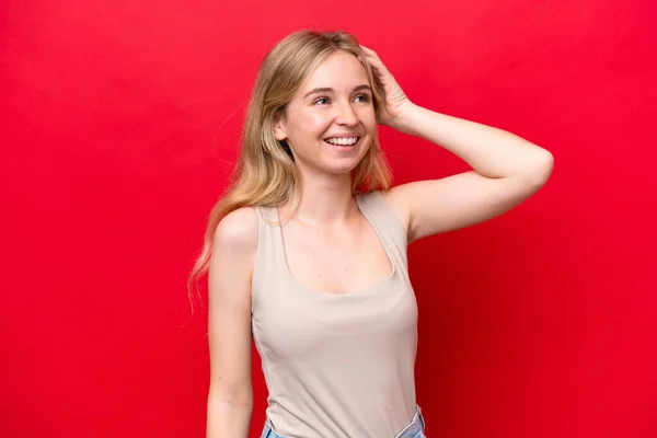 Junge Engländerin Auf Rotem Hintergrund Isoliert Lächelt Viel — Stockfoto