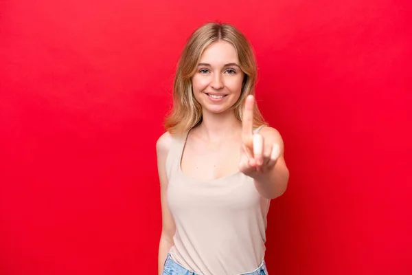 Jovem Inglesa Isolada Fundo Vermelho Mostrando Levantando Dedo — Fotografia de Stock