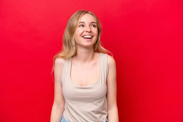Ung Engelsk Kvinna Isolerad Röd Bakgrund Skrattar — Stockfoto
