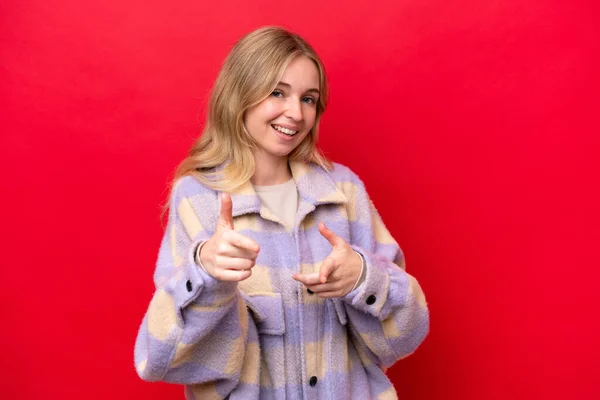 Молода Англійська Жінка Ізольована Червоному Фоні Вказує Передній План Посміхається — стокове фото