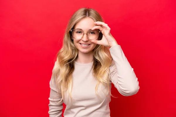 Junge Engländerin Isoliert Auf Rotem Hintergrund Mit Brille Mit Glücklichem — Stockfoto
