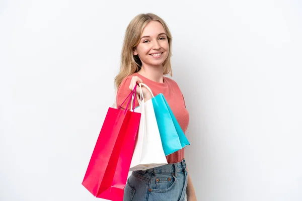 白い背景に隔離された若い英語の女性ショッピングバッグや笑顔を保持 — ストック写真