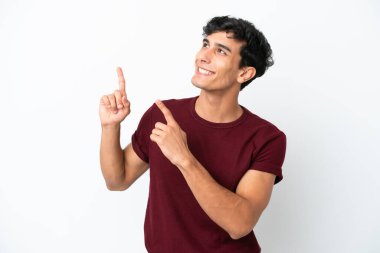 Beyaz arka planda izole edilmiş genç Arjantinli adam işaret parmağıyla işaret etmek harika bir fikir.
