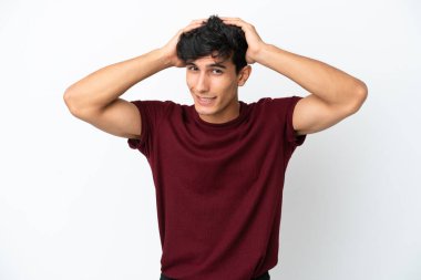 Arjantinli genç bir adam, beyaz arka planda, gergin hareketler yapıyor.