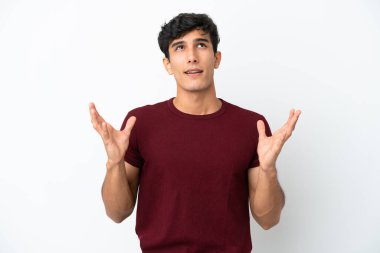 Beyaz arka planda izole edilmiş genç Arjantinli adam,