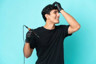 Dövme sanatçısı Arjantinli adam mavi arka planda bir şey fark etti ve çözüme niyetlendi.