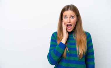 Beyaz arka planda, şaşırmış ve şok olmuş yüzü olan beyaz bir kadın.