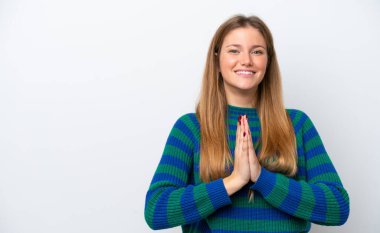 Beyaz arka planda izole edilmiş genç beyaz kadın avuç içlerini bir arada tutuyor. İnsan bir şey ister.