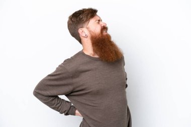 Kızıl saçlı, sakallı bir adam, beyaz arka planda, gayret gösterdiği için sırt ağrısı çekiyor.