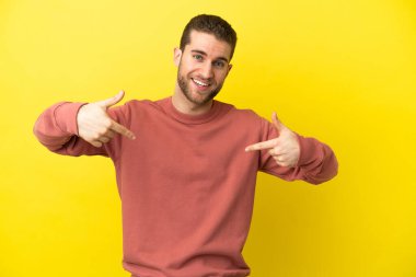 Sarışın yakışıklı, soyutlanmış, gururlu ve kendini beğenmiş bir adam.