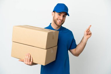 Teslimatçı beyaz arka planda geriye doğru işaret ediyor.